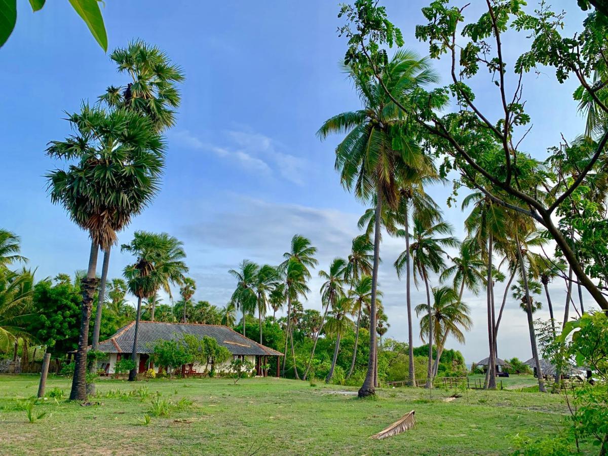 108 Palms Beach Resort Trincomalee Exterior foto