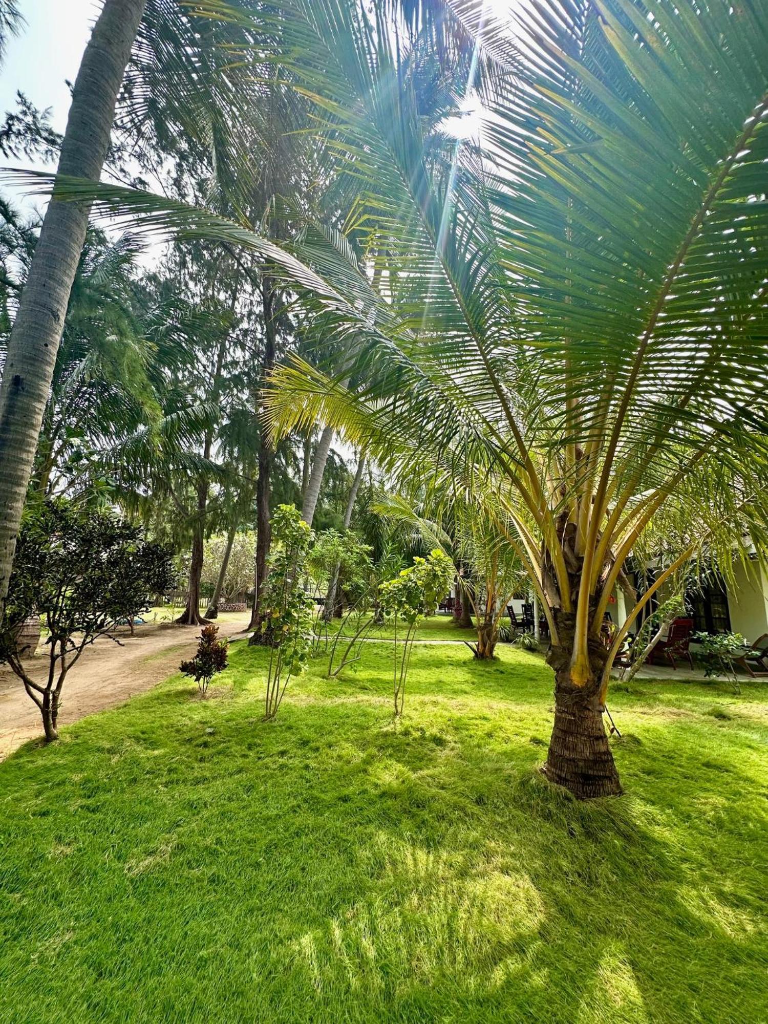 108 Palms Beach Resort Trincomalee Exterior foto