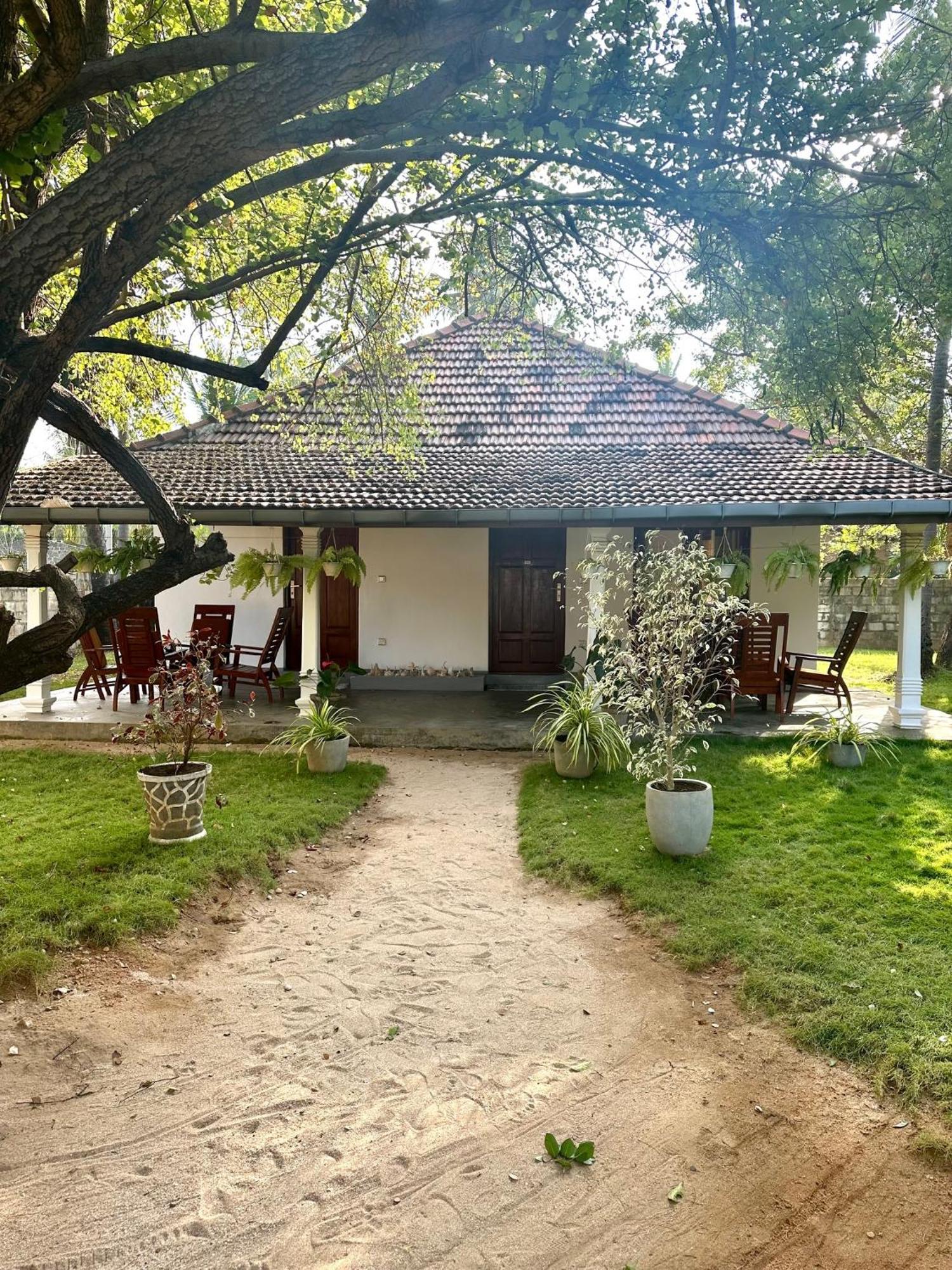 108 Palms Beach Resort Trincomalee Exterior foto