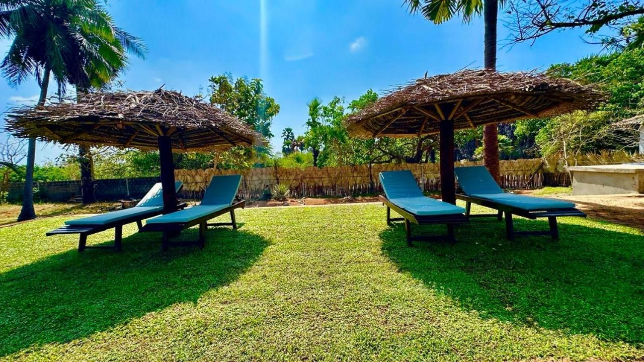 108 Palms Beach Resort Trincomalee Exterior foto