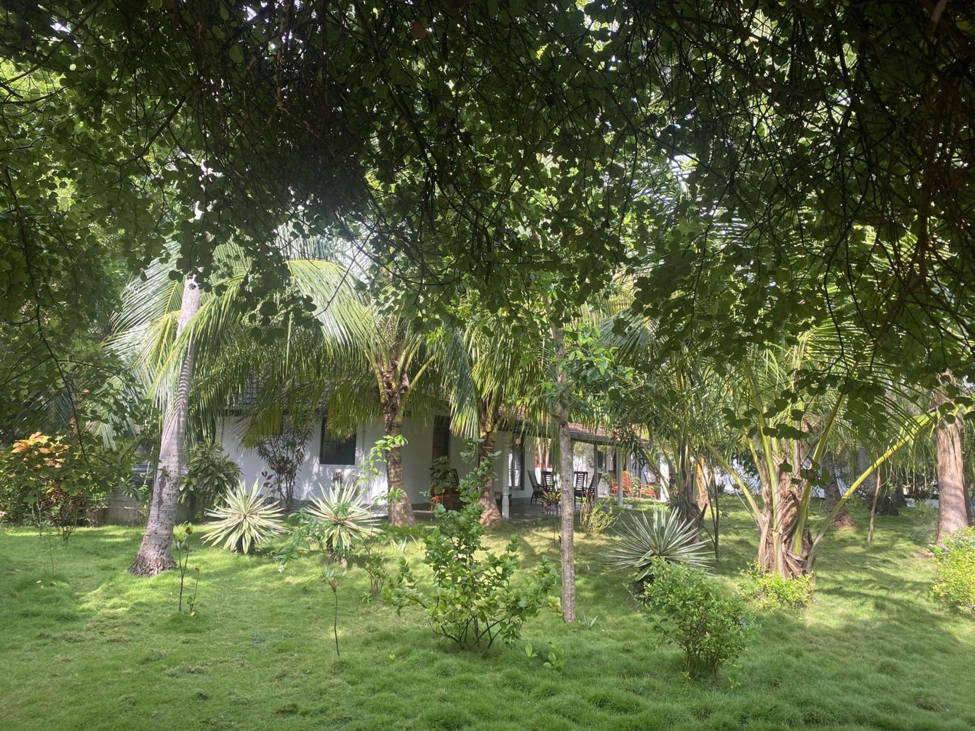 108 Palms Beach Resort Trincomalee Exterior foto