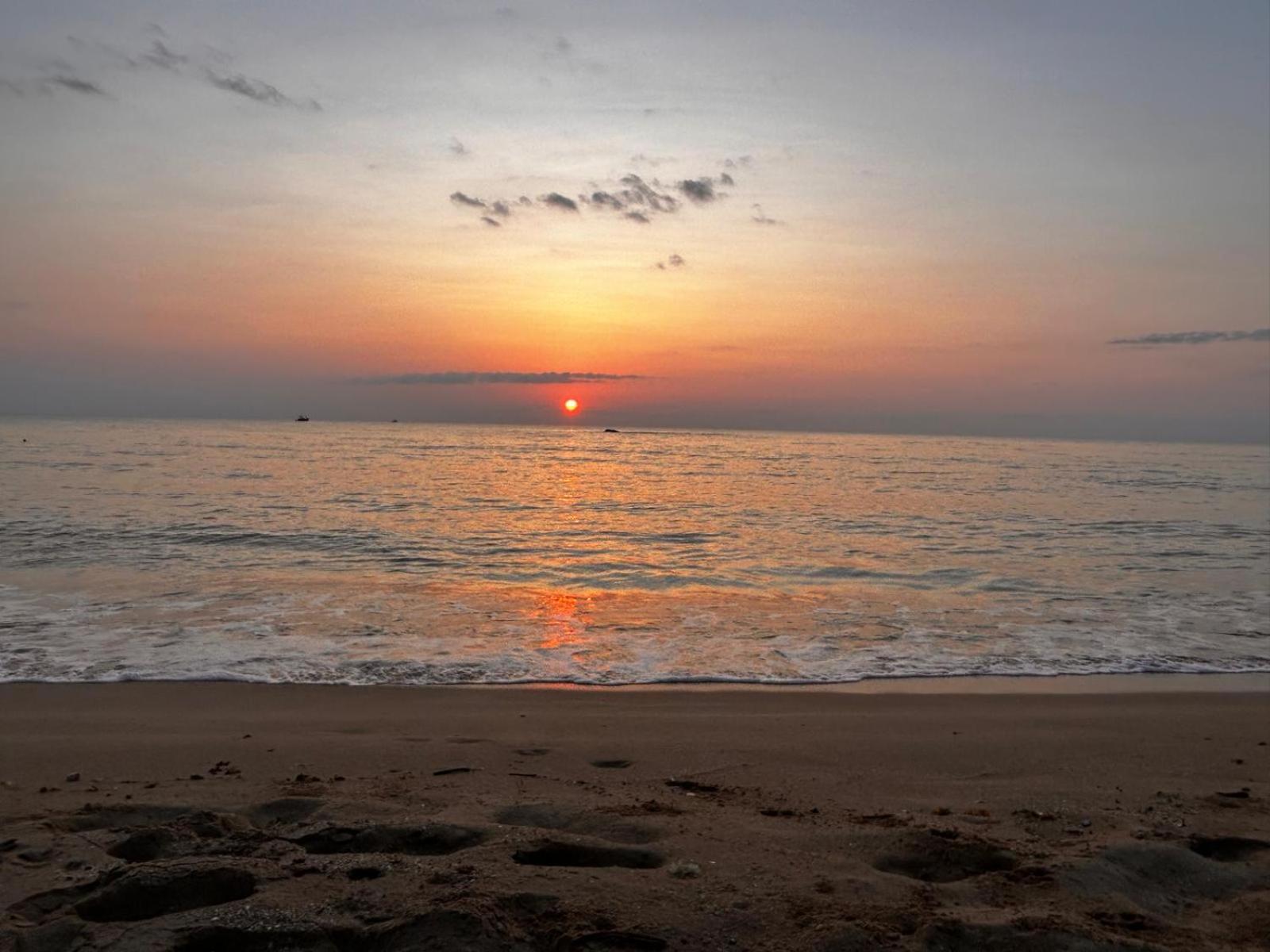 108 Palms Beach Resort Trincomalee Exterior foto